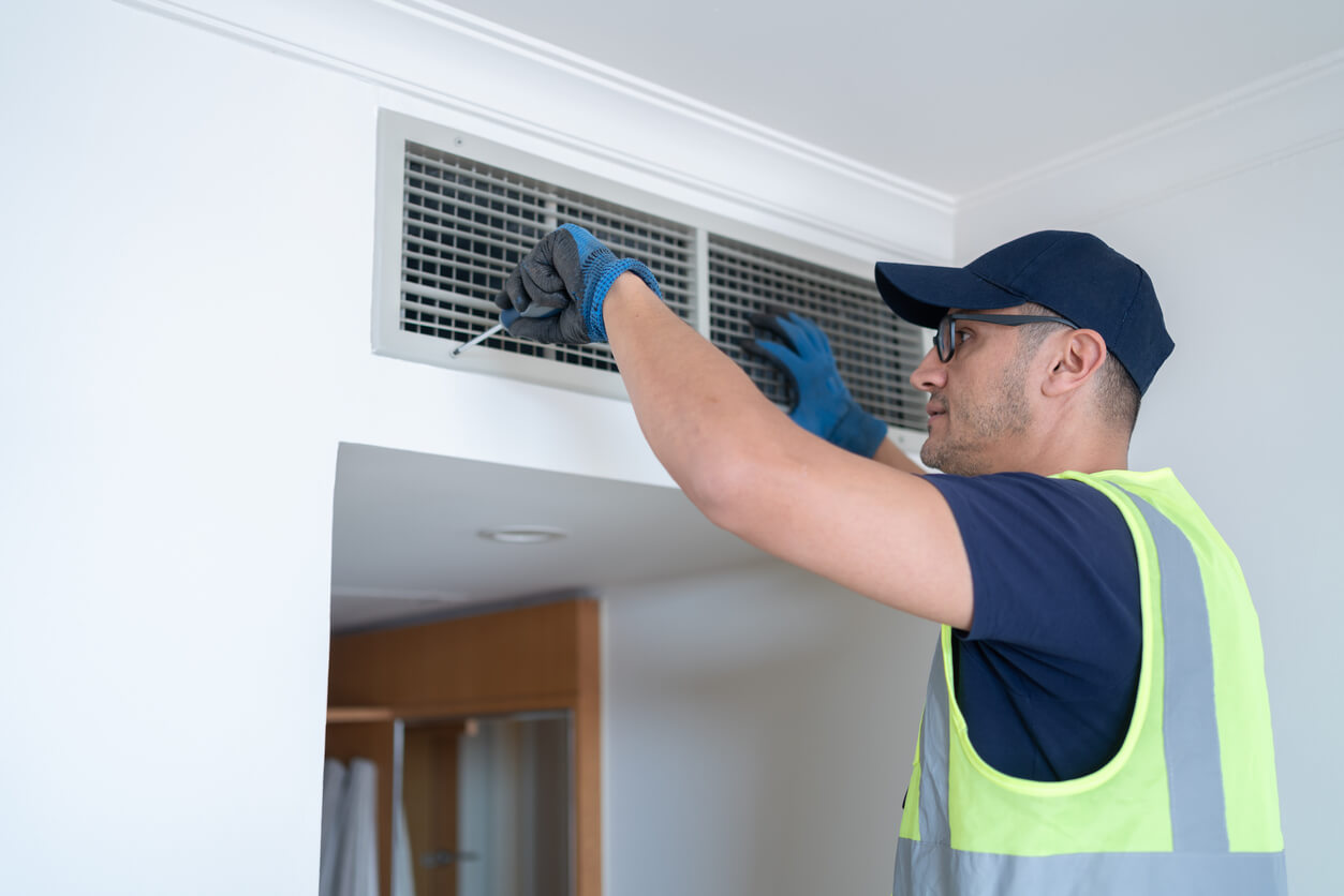 tech fixing air ducts Colegate Nunn CO